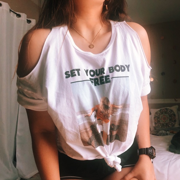 Forever 21 Tops - ✰SET YOUR BODY FREE TEE ✰ Forever 21 Tops - ✰SET YOUR BODY FREE TEE ✰